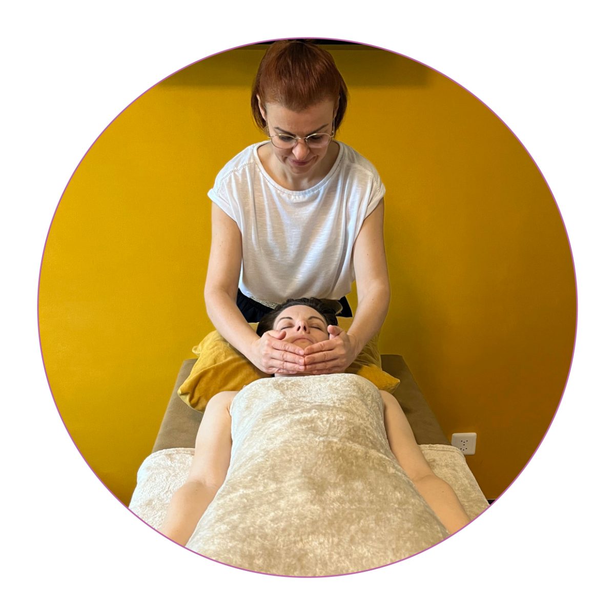 Reiki-Behandlung mit aufgelegten Händen